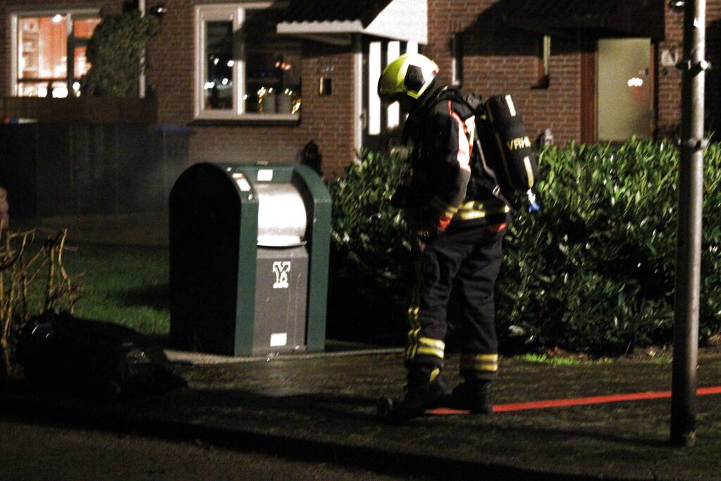 Brandweer blust brand in container