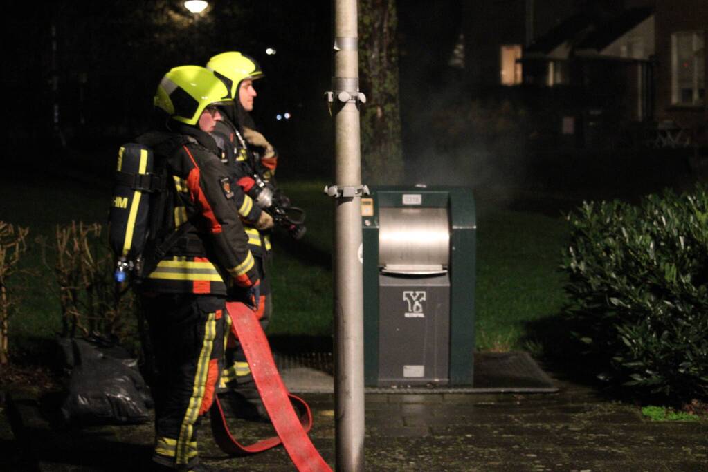 Brandweer blust brand in container