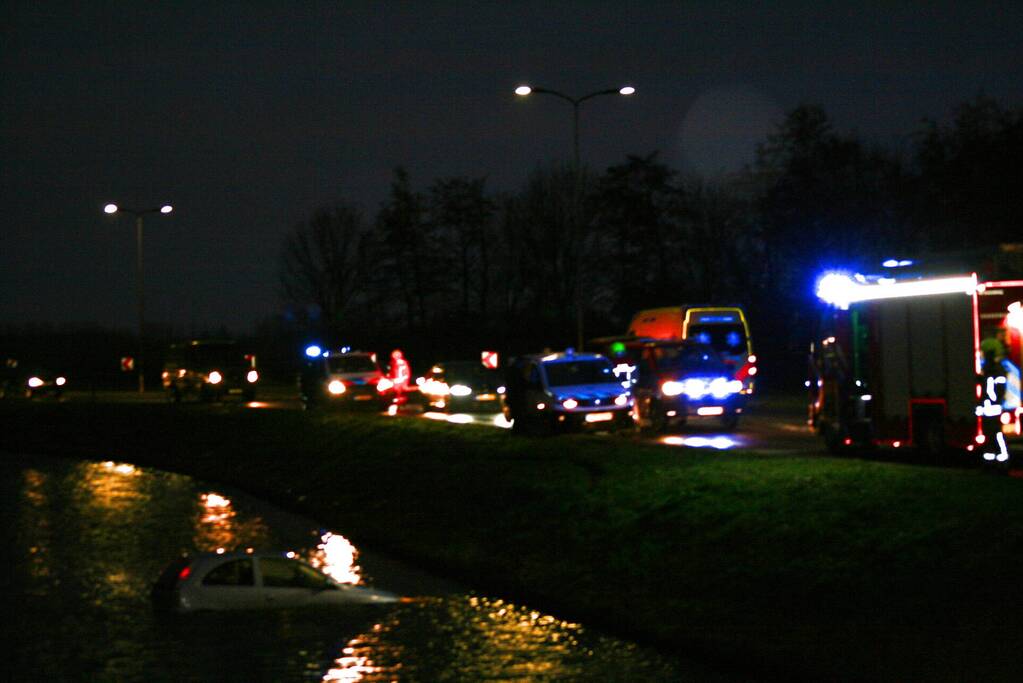 Voertuig te water, bestuurder met de schrik vrij