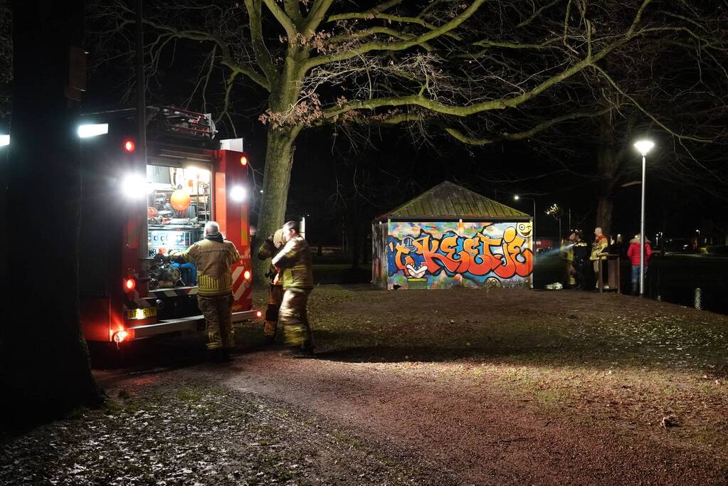 Brandweer blust brand in jeugdhonk