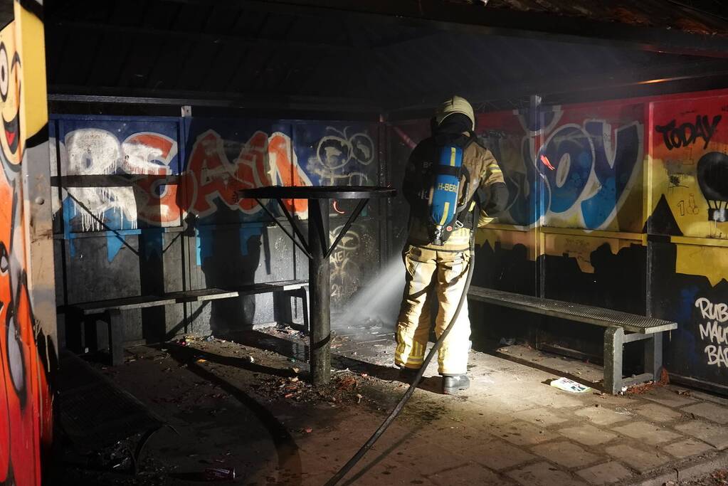 Brandweer blust brand in jeugdhonk