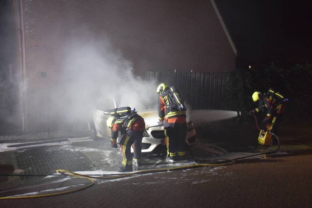 Geparkeerde auto volledig in brand