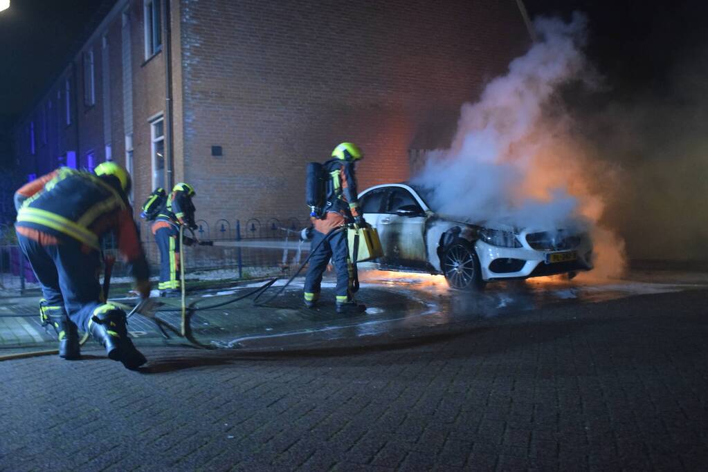 Geparkeerde auto volledig in brand