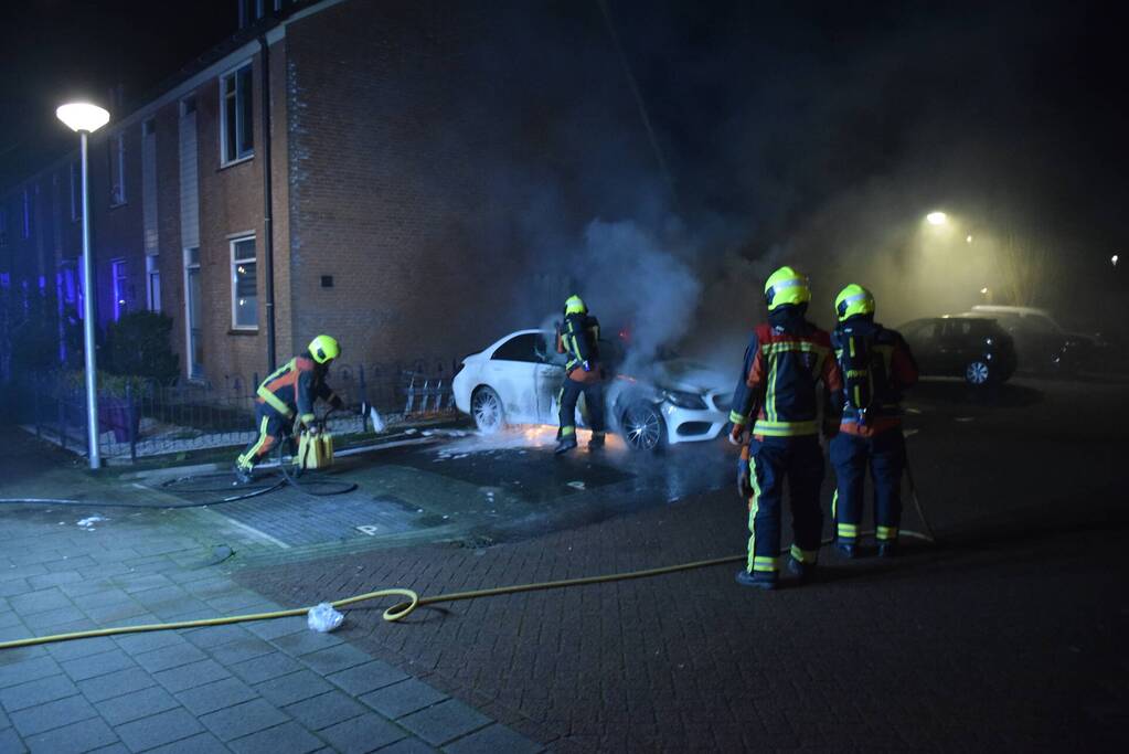 Geparkeerde auto volledig in brand