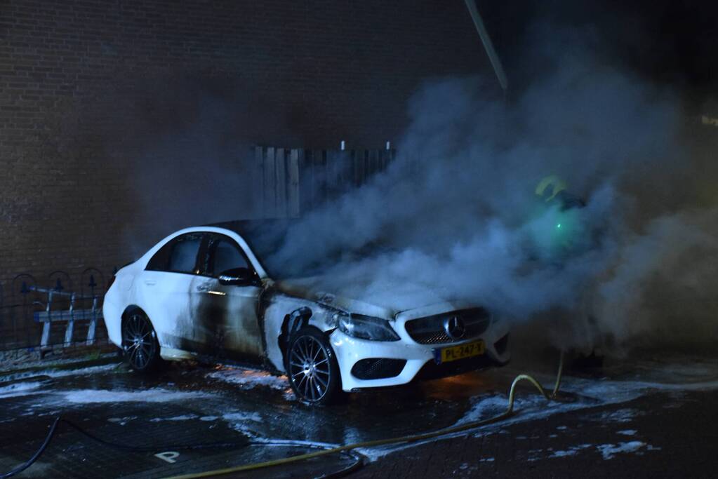 Geparkeerde auto volledig in brand