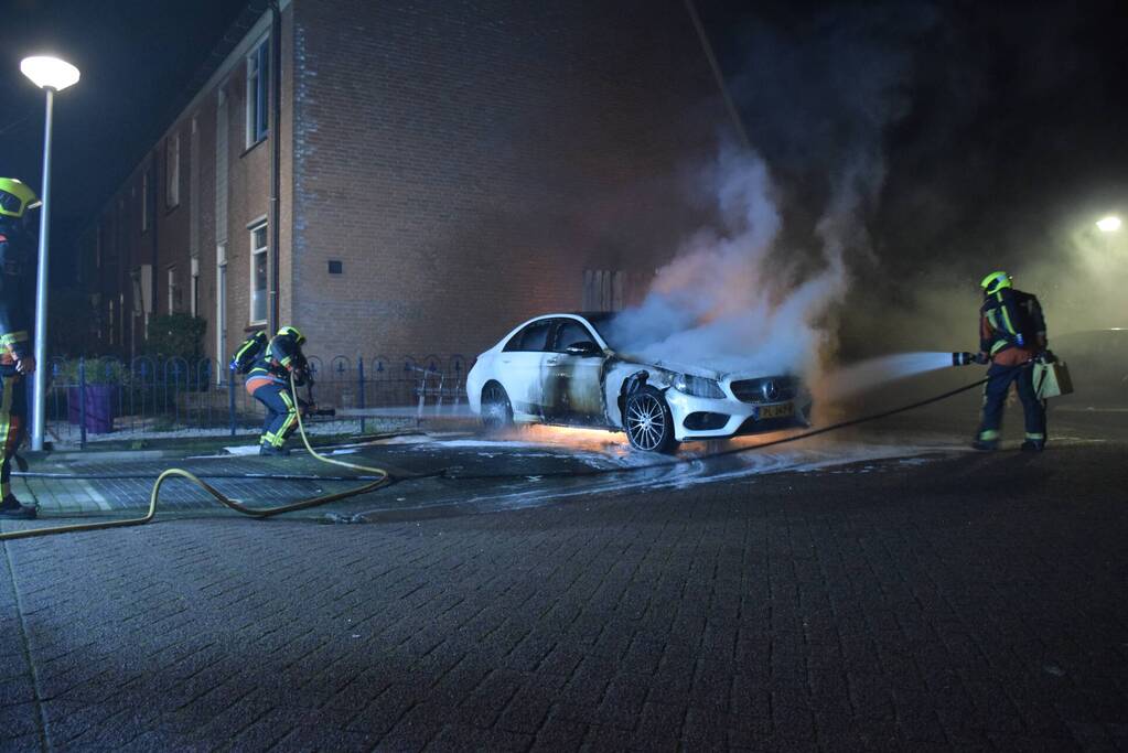 Geparkeerde auto volledig in brand