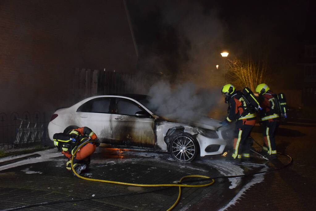Geparkeerde auto volledig in brand