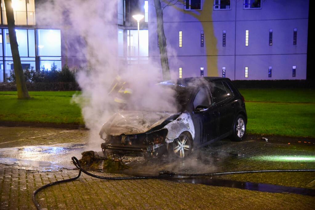 Personenauto uitgebrand op parkeerplaats