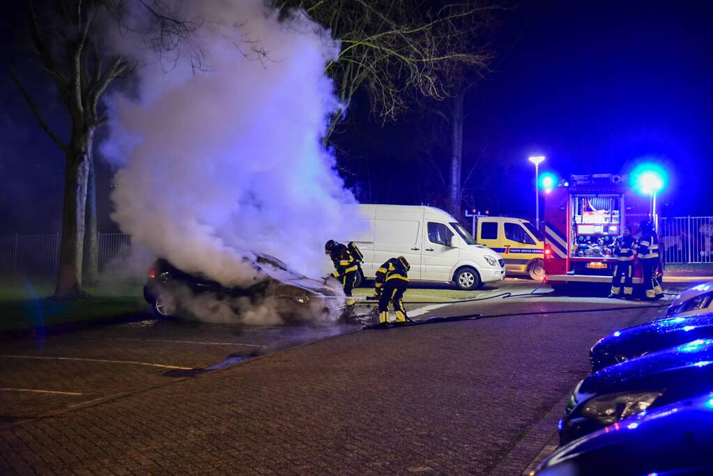 Personenauto uitgebrand op parkeerplaats