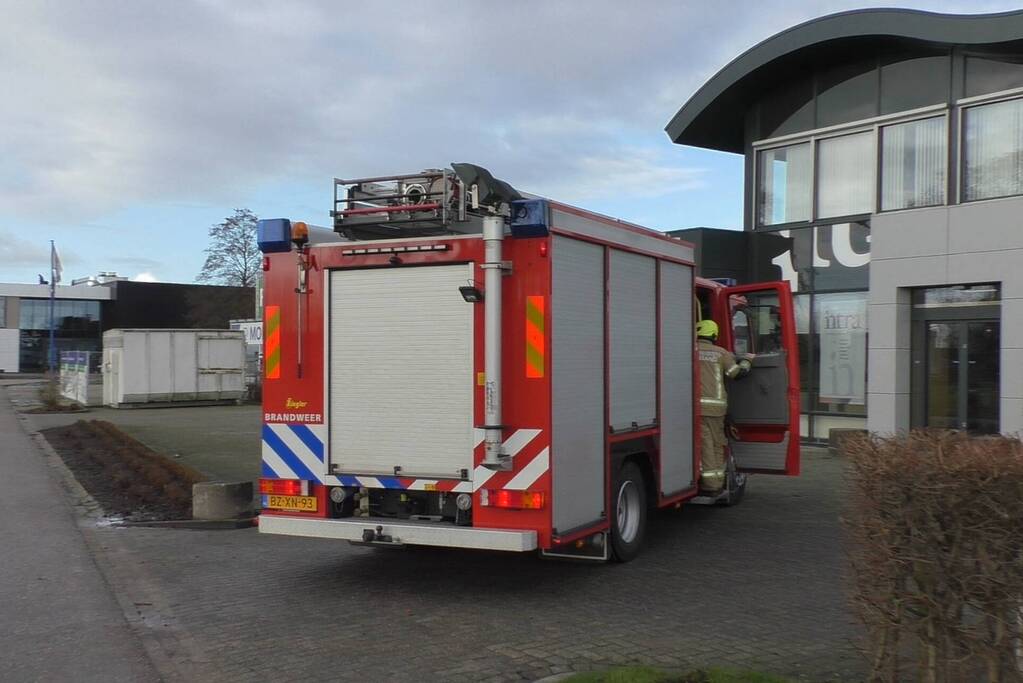 Brandweer controleert zaagmachine
