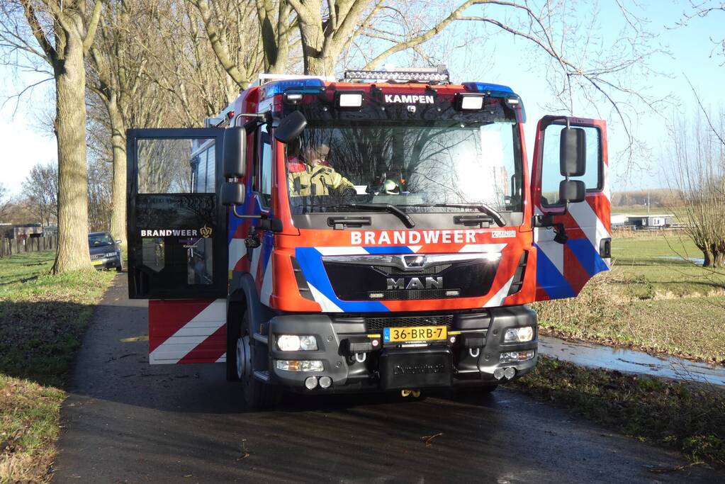 Brandweer redt schaap uit water