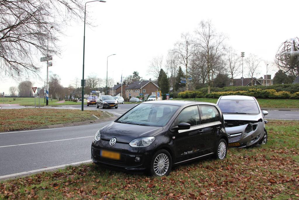 Auto's beschadigd bij ongeval Escher rotonde