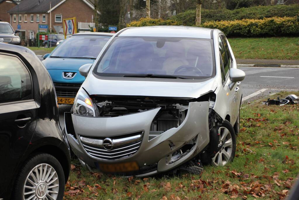Auto's beschadigd bij ongeval Escher rotonde
