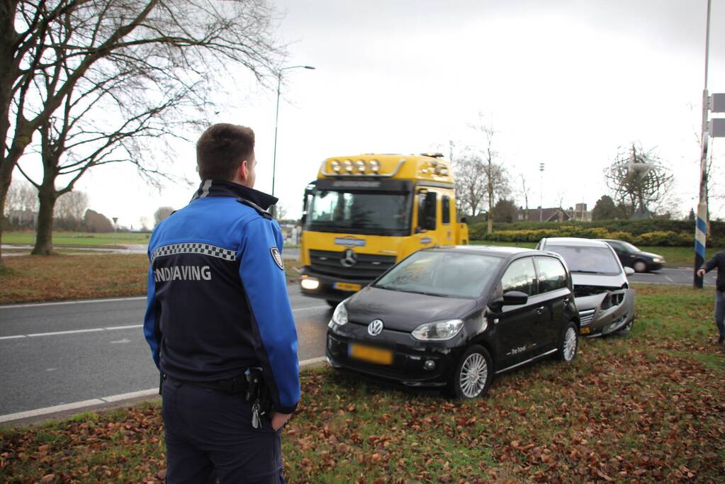 Auto's beschadigd bij ongeval Escher rotonde