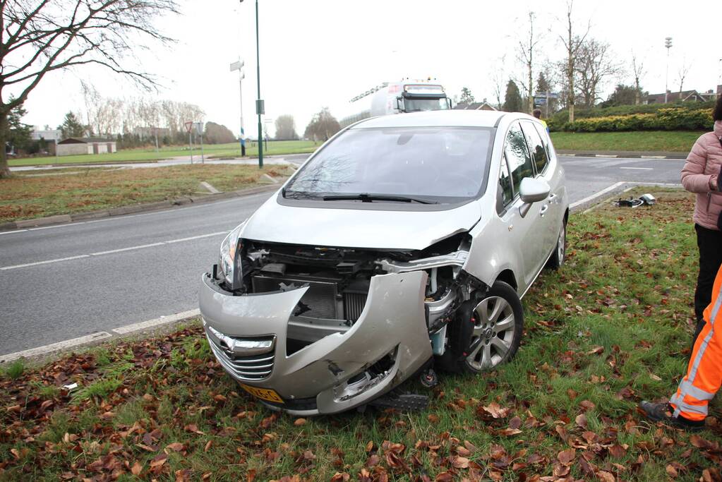 Auto's beschadigd bij ongeval Escher rotonde