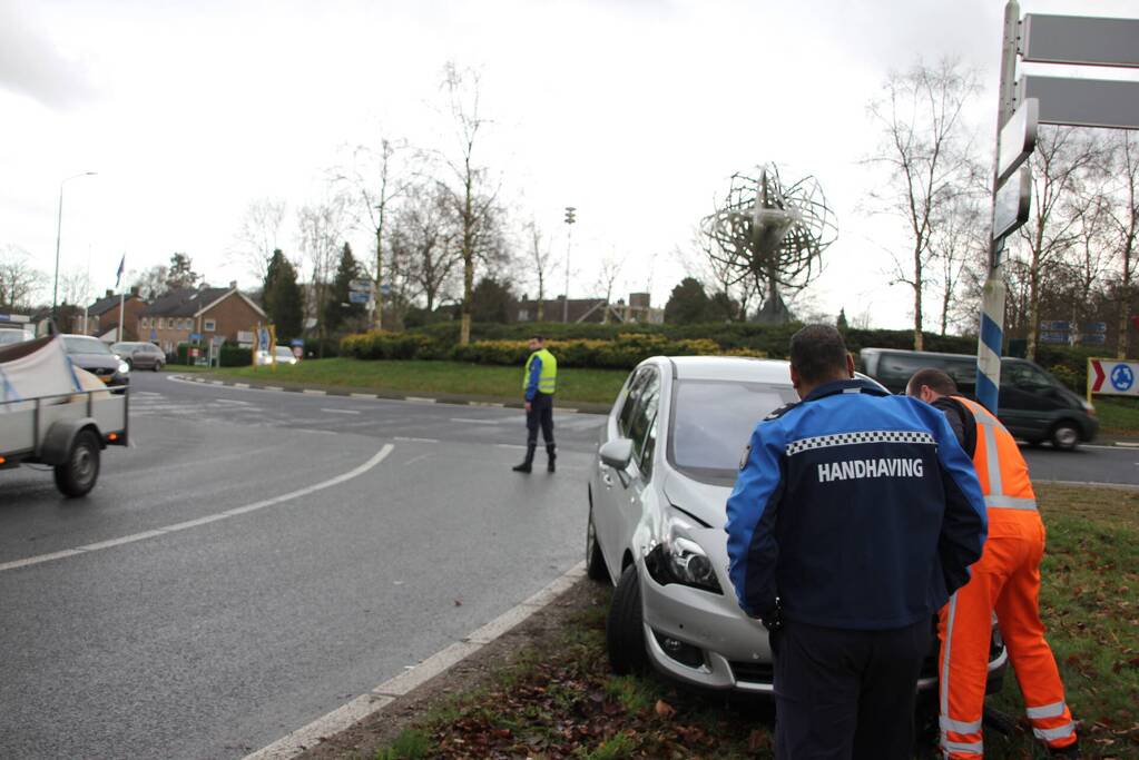 Auto's beschadigd bij ongeval Escher rotonde