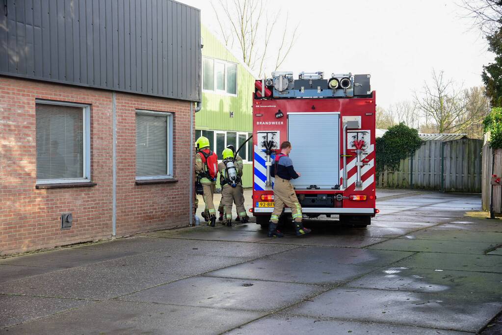 Kortsluiting in oude koelkast van bedrijf