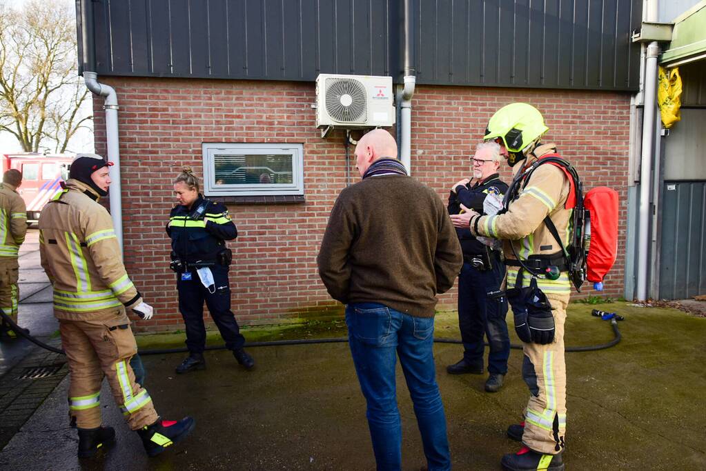 Kortsluiting in oude koelkast van bedrijf