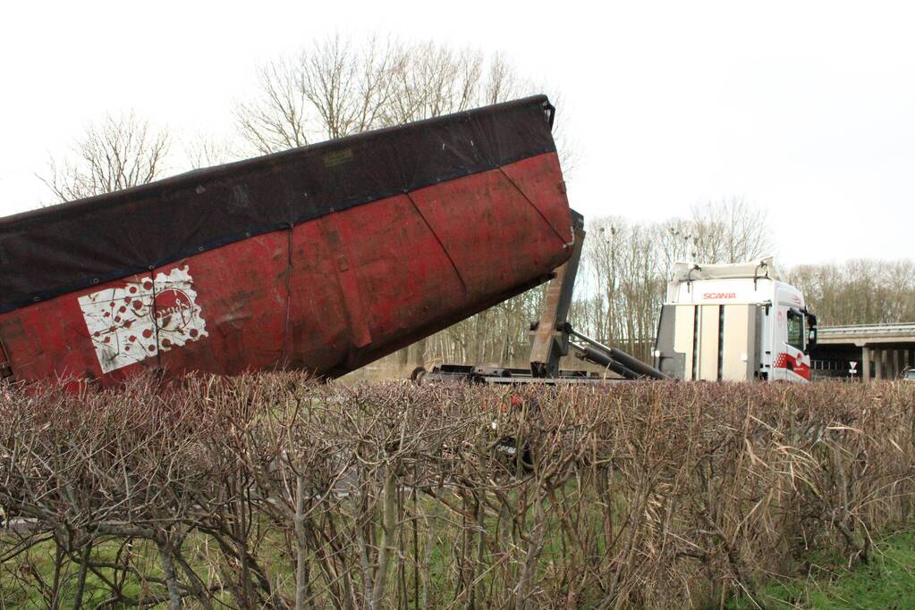 Brandweer ingezet voor vrachtwagen met vastgelopen remmen