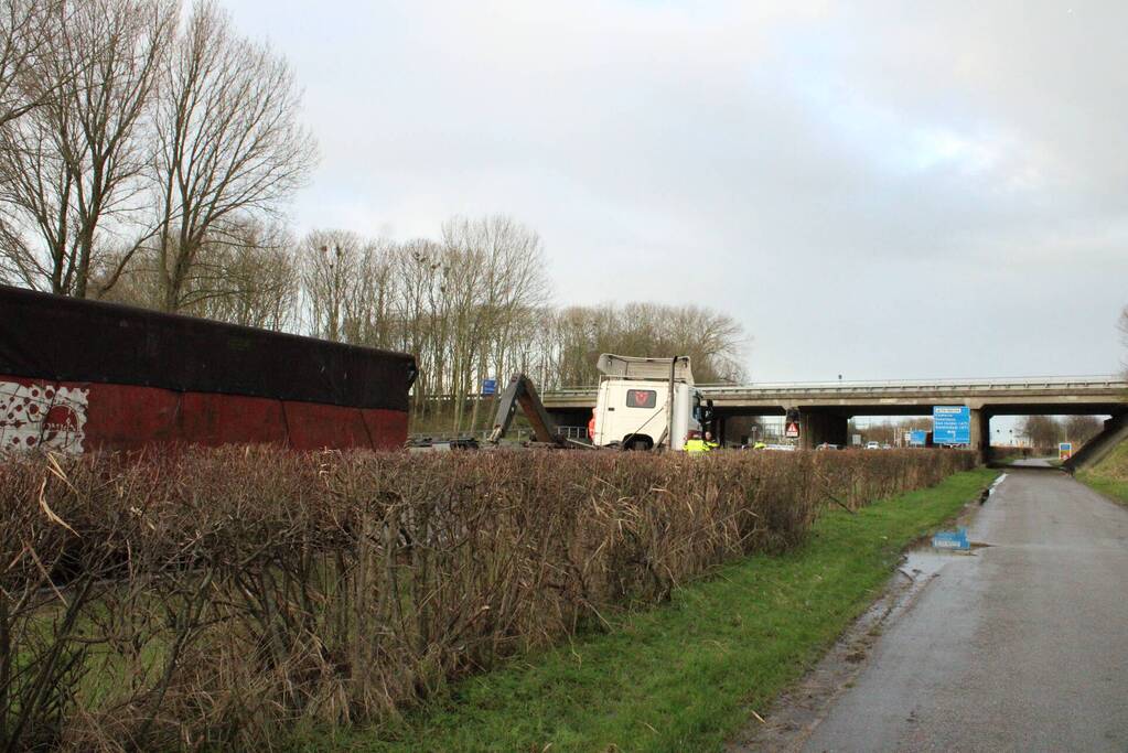 Brandweer ingezet voor vrachtwagen met vastgelopen remmen