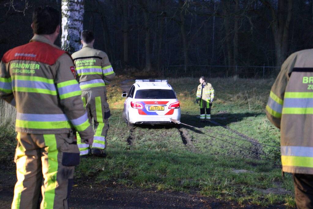 Politieauto vast in modder na melding van jeugd in verlaten ziekenhuis