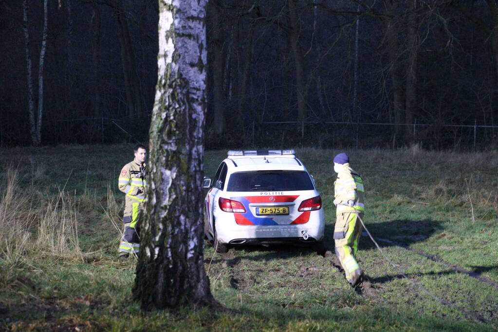 Politieauto vast in modder na melding van jeugd in verlaten ziekenhuis