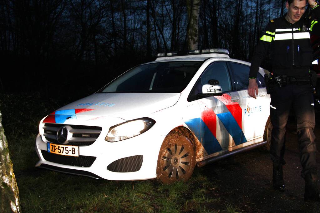 Politieauto vast in modder na melding van jeugd in verlaten ziekenhuis