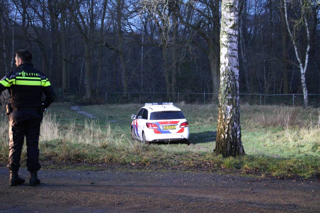 Politieauto vast in modder na melding van jeugd in verlaten ziekenhuis