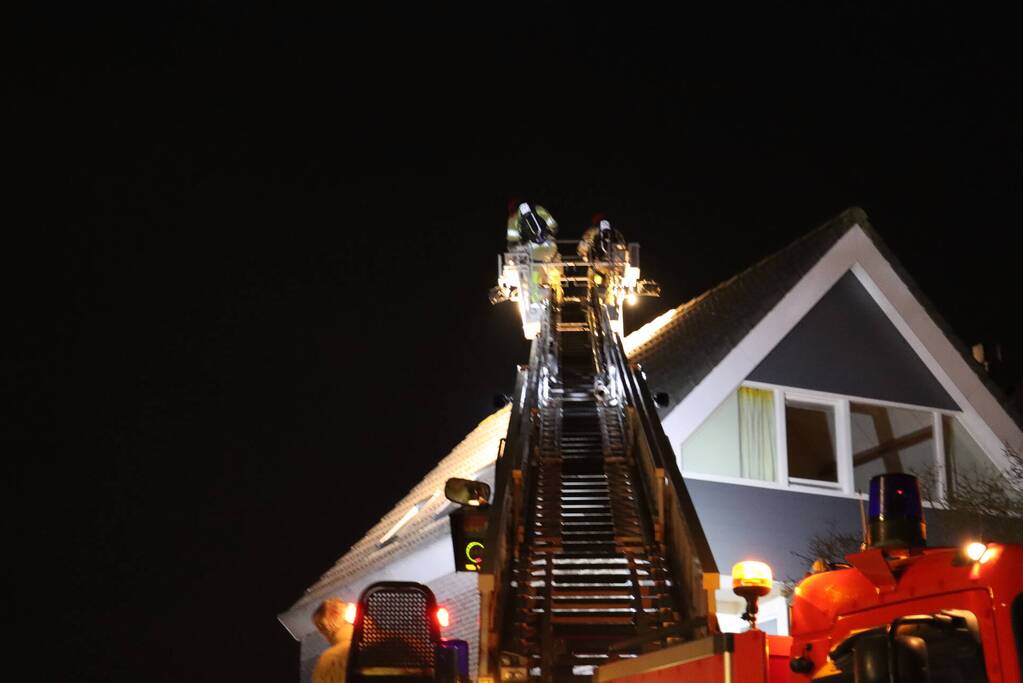 Brandweer veegt schoorsteen na brand