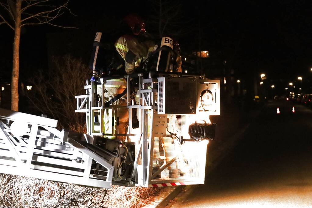 Brandweer veegt schoorsteen na brand