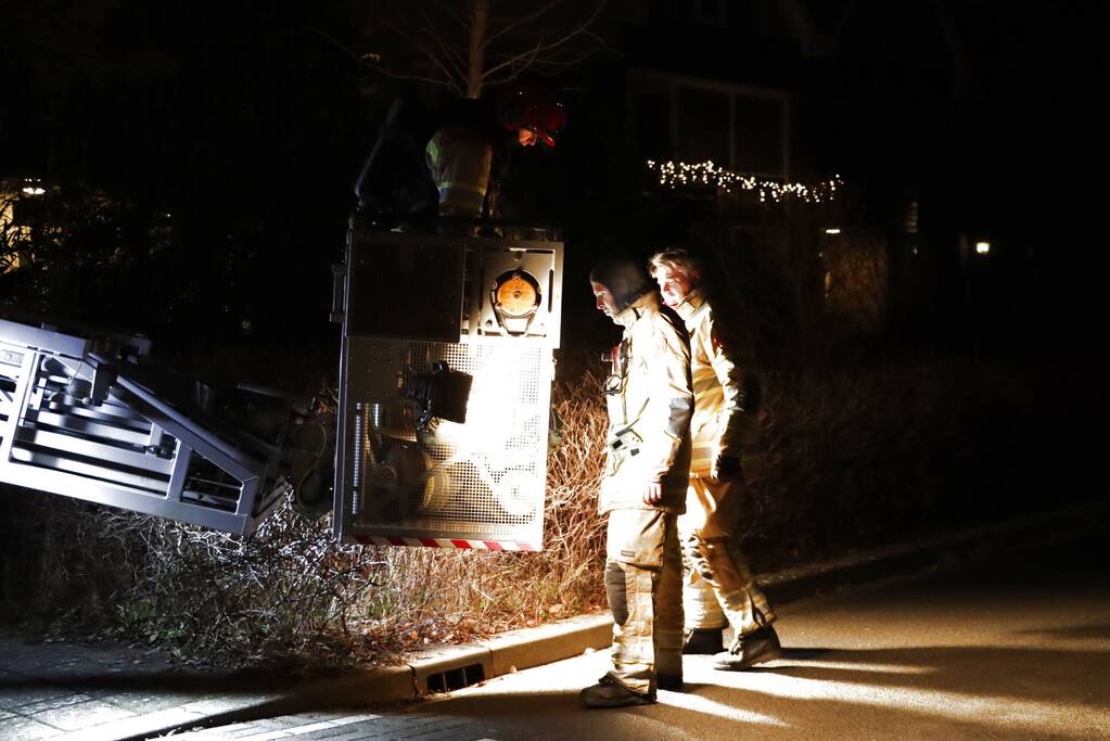 Brandweer veegt schoorsteen na brand