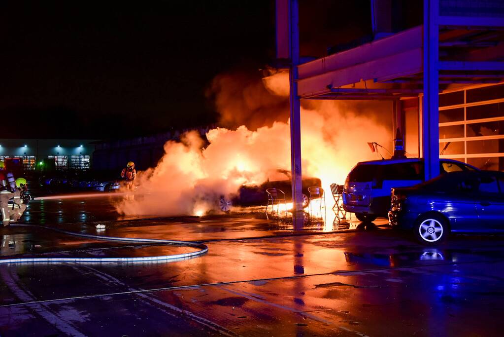 Meerdere auto's in brand bij autobedrijf
