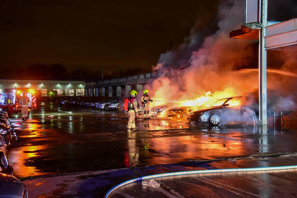 Meerdere auto's in brand bij autobedrijf