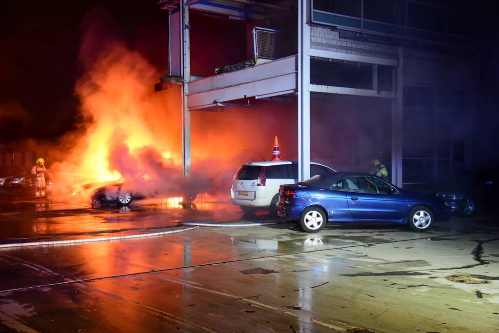 Meerdere auto's in brand bij autobedrijf