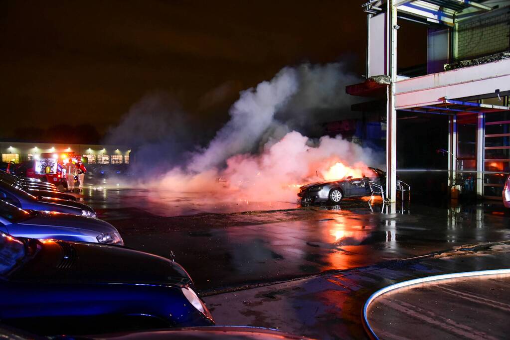Meerdere auto's in brand bij autobedrijf