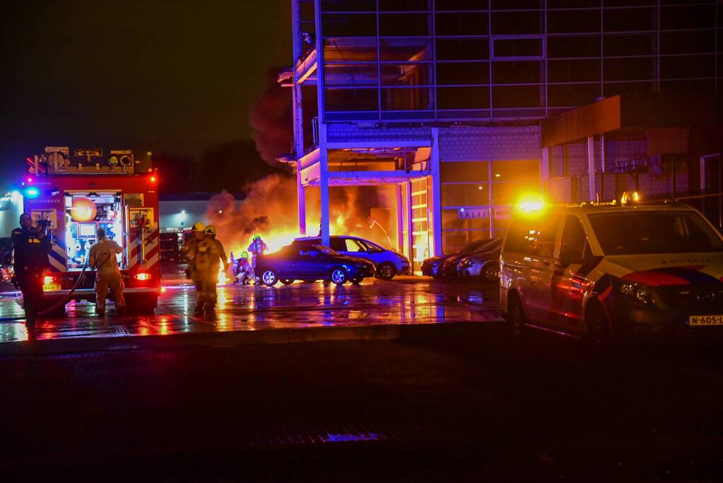Meerdere auto's in brand bij autobedrijf