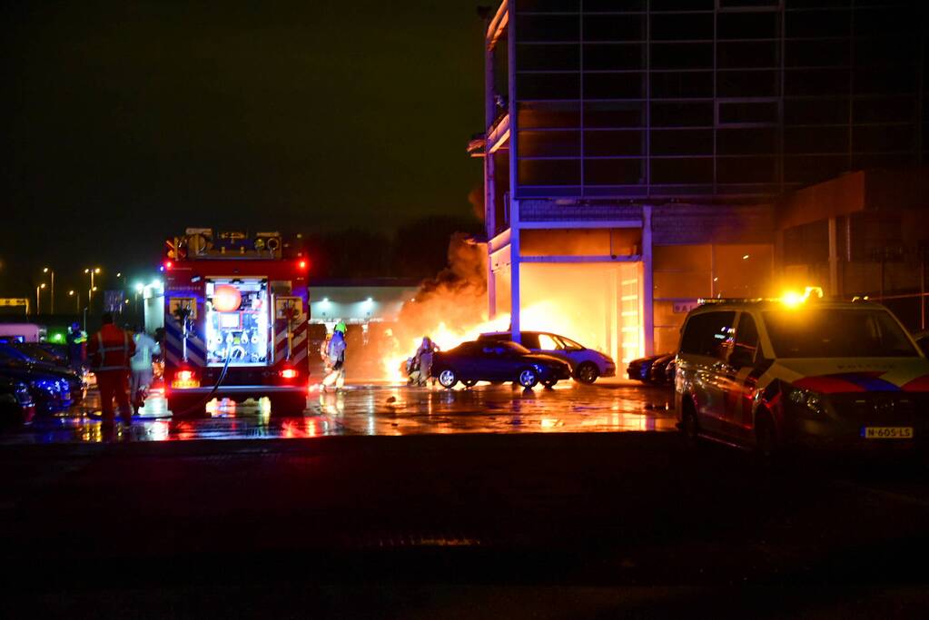 Meerdere auto's in brand bij autobedrijf