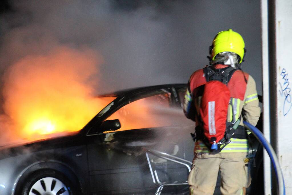 Meerdere auto's in brand bij autobedrijf