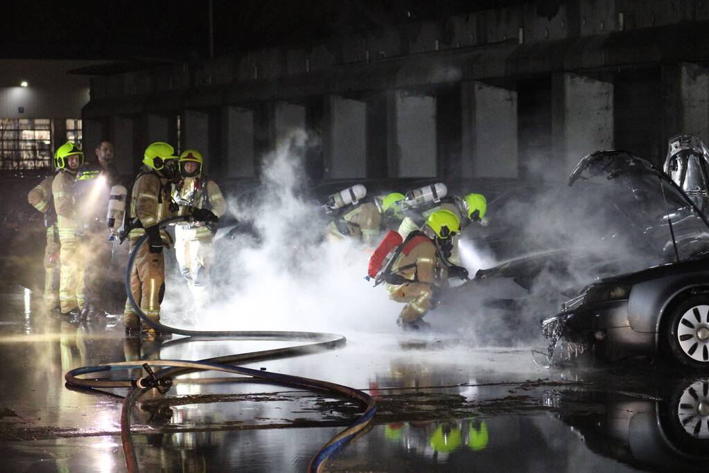 Meerdere auto's in brand bij autobedrijf