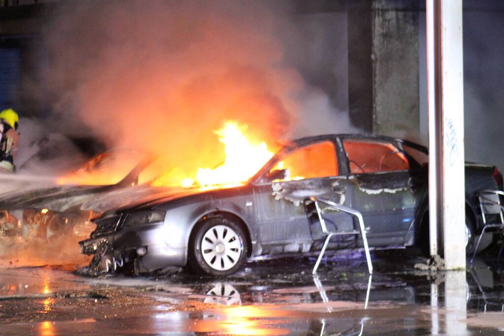 Meerdere auto's in brand bij autobedrijf