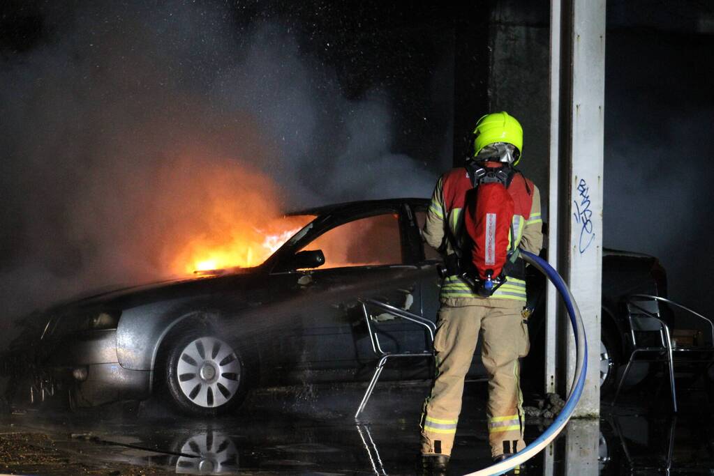 Meerdere auto's in brand bij autobedrijf