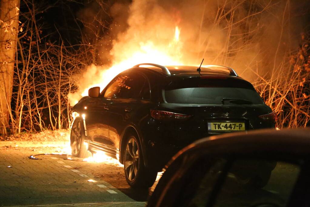 Geparkeerde auto uitgebrand