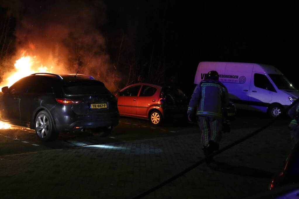 Geparkeerde auto uitgebrand