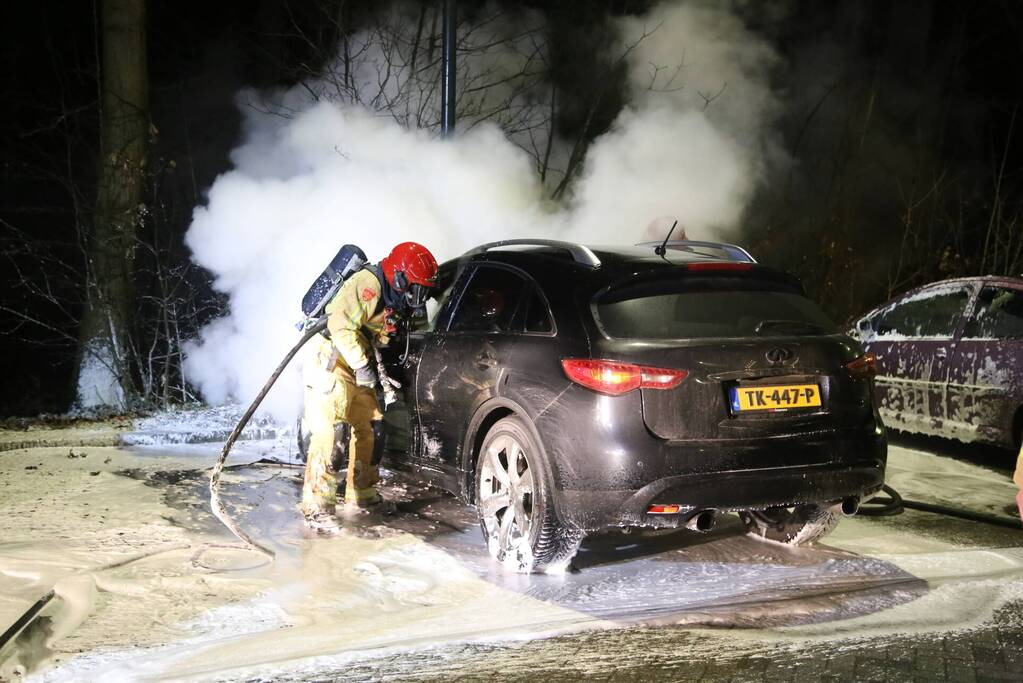 Geparkeerde auto uitgebrand