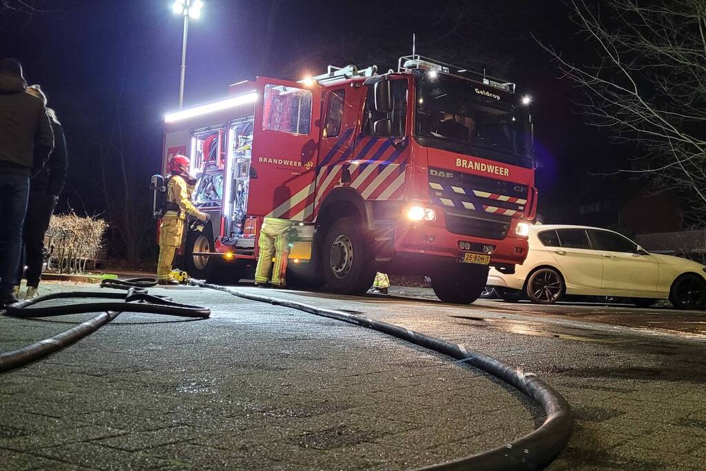 Geparkeerde auto uitgebrand