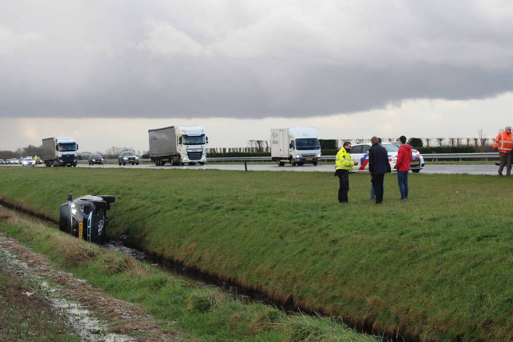 Auto belandt in sloot na ongeval op snelweg