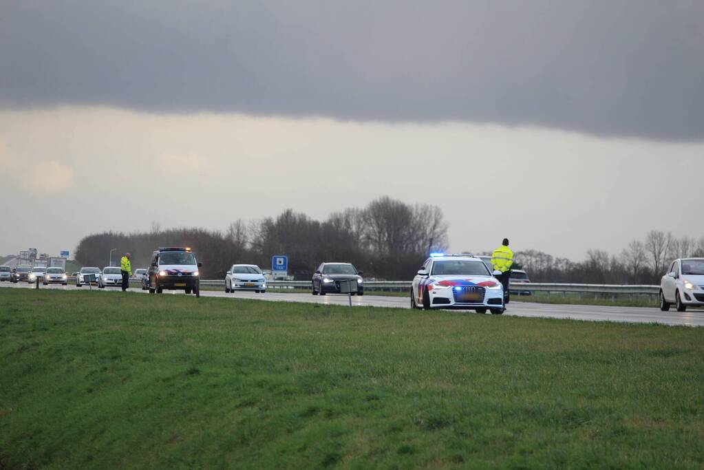 Auto belandt in sloot na ongeval op snelweg