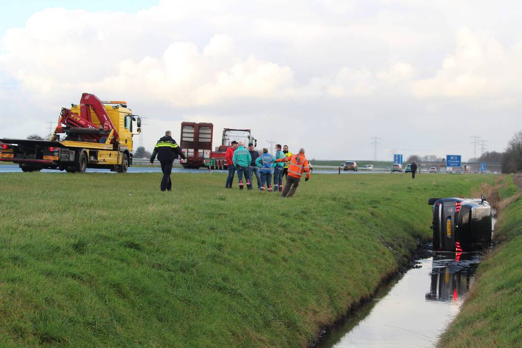 Auto belandt in sloot na ongeval op snelweg