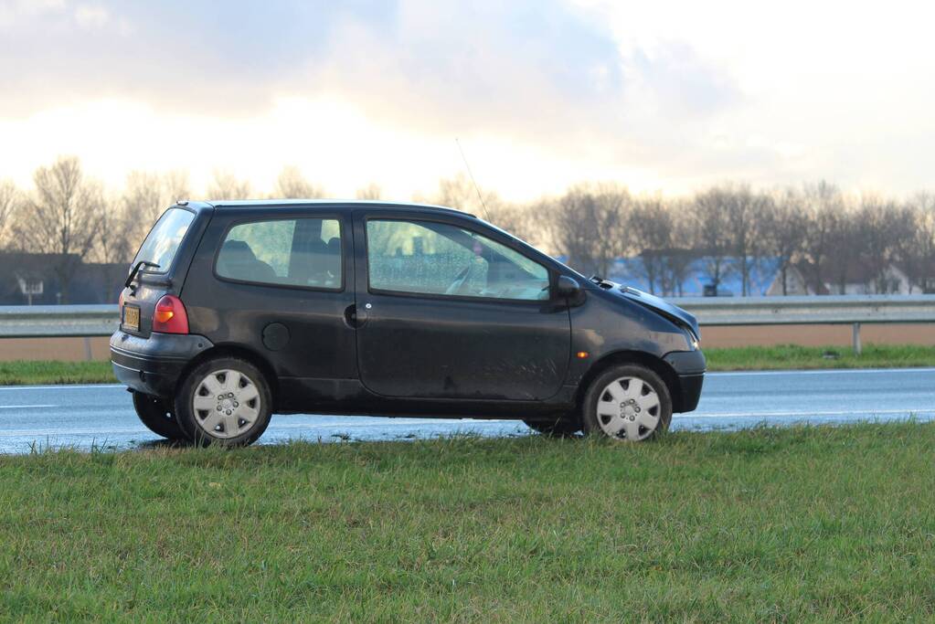 Auto belandt in sloot na ongeval op snelweg