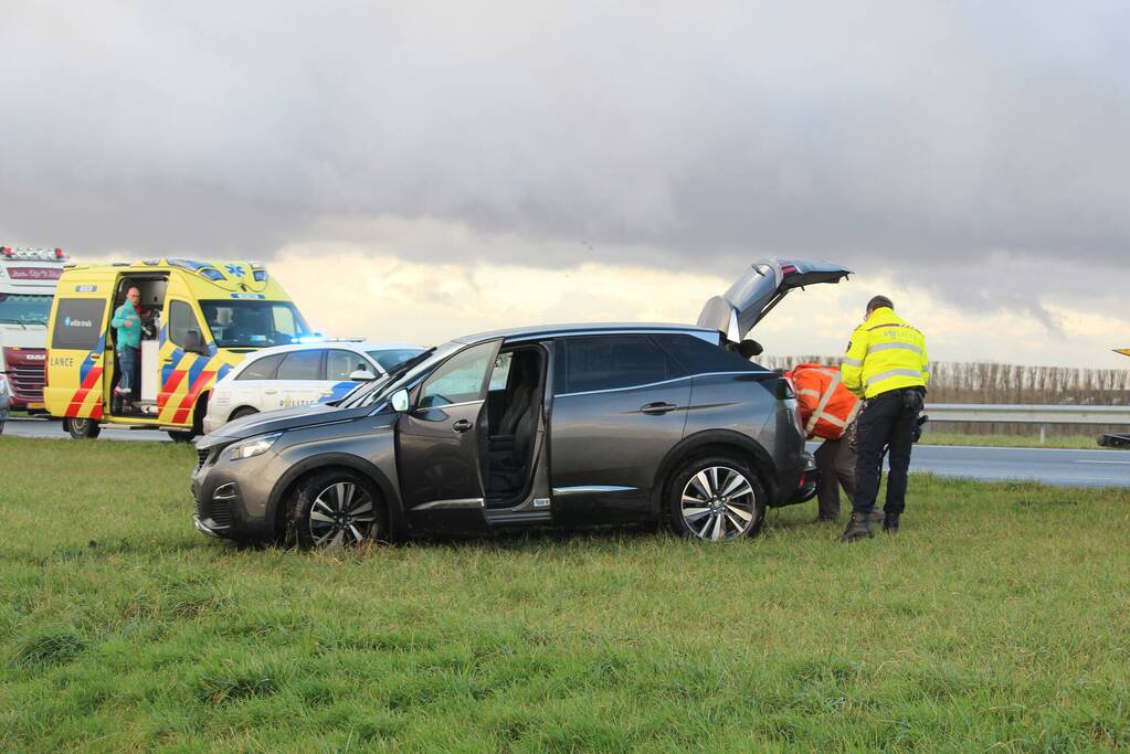 Auto belandt in sloot na ongeval op snelweg